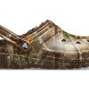 Crocs クラシック ラインド リアルツリー エッジ クロッグ “ブラウン” 205377-280