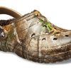Crocs クラシック ラインド リアルツリー エッジ クロッグ “ブラウン” 205377-280