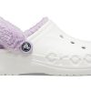 Crocs クラシック バヤ ラインド ファズストラップ クロッグ “ホワイト ライラ” 206633-577