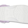 Crocs クラシック バヤ ラインド ファズストラップ クロッグ “ホワイト ライラ” 206633-577