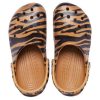 Crocs クラシッククロッグ アニマルプリント ビーチタイガーストライプ イエローサンダル 206676-2ZF