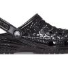Crocs クラシック メタリック クロックスキン クロッグ “ブラック” 209093-040