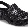 Crocs クラシック メタリック クロックスキン クロッグ “ブラック” 209093-040