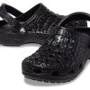 Crocs クラシック メタリック クロックスキン クロッグ “ブラック” 209093-040