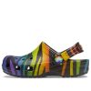 Crocs (GS) クラシック シーズナル プリント クロッグ “ブラック マルチ” 207345-0C4