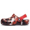 Crocs (GS) クラシック ブリーチダイ クロッグ “レッド ホワイト ブラック” 207404-063