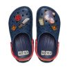 Crocs (GS) 呪術廻戦 クラシッククロッグ “ブルーレッド” 208807-410