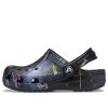 Crocs (GS) クラシック アウト オブ ディス ワールド II クロッグ “ブラック マルチ” 206818-001