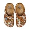 Crocs (GS) ジュラシック・ワールド x クラシック クロッグ “サンド” 208808-202
