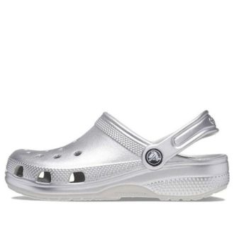 Crocs (PS) クラシック メタリック クロッグ “シルバーメタリック” 209196-0P1