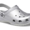 Crocs (PS) クラシック メタリック クロッグ “シルバーメタリック” 209196-0P1