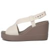 Crocs (WMNS) ブルックリン ライトウェイト セメントグレー サンダル “グレー” 206222-16T