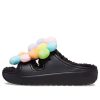Crocs (WMNS) クラシック コージー デイジー クロッグ “ブラック マルチ” 209240-001