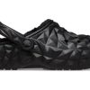 Crocs (WMNS) クラシッククロッグ ラインド ジオメトリックシューズ “ブラック” 210069-001
