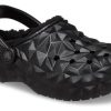 Crocs (WMNS) クラシッククロッグ ラインド ジオメトリックシューズ “ブラック” 210069-001
