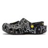 Crocs (WMNS) スマイリーワールド クラシック クロッグ “ブラック ホワイト イエロー” 873137