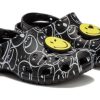 Crocs (WMNS) スマイリーワールド クラシック クロッグ “ブラック ホワイト イエロー” 873137