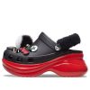 Crocs (WMNS) クルエラ x クラシック ベイ クロッグ “グローリー ライオット” 207400-063