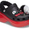 Crocs (WMNS) クルエラ x クラシック ベイ クロッグ “グローリー ライオット” 207400-063