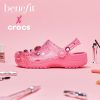 Crocs x Benefit クラシッククロッグ “ピンク” 207550-669