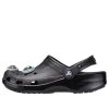 Crocs x Ron English クラシッククロッグ「エリア54 – ブラック」208134-001